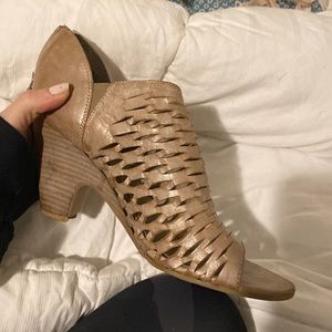 Leather Franco Sarto beige sandal